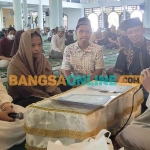 Dua gadis Katolik, Margareta Wihelmina Rosa K (berbaju putih dan berkerudung putih) dan Maria Devina Dwi Setyanti (berkerudung warna ungu), saat ikrar dua kalimat syahadat yang dibimbing oleh KH Abdul Hamid Abdullah, Imam Besar Masjid Nasional Al Akbar Surabaya, Jumat (10/10/2025). Foto: MMA/bangsaonline