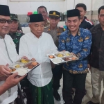 Pendiri sekaligus Pengasuh Ponpes Amanatul Ummah, Prof. Dr. KH. Asep Saifuddin Chalim M.A, atau yang akrab disapa Kiai Asep, saat menunjukkan sajian lengkap dalam program MBG.