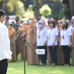 Wali Kota Kediri Abdullah Abu Bakar saat memimpin apel. foto: ist.