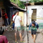Polisi saat melakukan olah TKP dan pemasangan garis polisi. foto: MURSIDI/ BANGSAONLINE