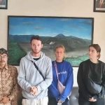 Wisatawan asing saat menyampaikan permohonan maaf atas kelakuannya yang viral di media sosial saat berkunjung ke Bromo.