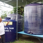 Salah satu Staf Dinas Pertanian dan Perkebunan Kabupaten Kediri saat meninjau instalasi pengolahan pupuk organik cair (POC). Foto: Ist.