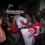 Jenazah korban laka laut pantai Drini yang merupakan siswa SMPN 7 Kota Mojokerto tiba di rumah duka. Foto: Ist.