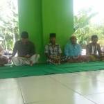 Suasana khatmil Qur’an dalam rangka Nusantara Mengaji di Balai Desa Bataal Barat. foto: faisal/ BANGSAONLINE