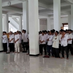 aringan Kiai Santri Nasional (JKSN) Kabupaten Mojokerto saat deklarasi mendukung Pasangan Calon (Paslon) Gubernur dan Wakil Gubernur Jawa Timur Khofifah Indar Parawansa dan Emil Elestianto Dardak serta Calon Bupati dan Wakil Bupati Mojokerto Muhammad Al Barra (Gus Barra)-Muhammad Rizal Octavian (Mubarok) di Bendunganjati Pacet Mojokerto, Sabtu (19/10/2024). Foto: bangsaonline