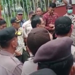 Plt Kepala Diskominfo Pamekasan, Supriyanto, saat menemui massa aksi demo terkait pelaksanaa pilkades.
