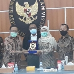Gubernur Khofifah dan sejumlah pimpinan serikat buruh di Jatim usai berdialog dengan Menkopolhukam, Mahfud MD di Kantor Kemenkopolhukam di Jakarta. foto: DIDI ROSADI/ BANGSAONLINE