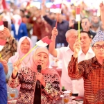 Gubernur Khofifah saat mengajak masyarakat di Bengkulu untuk menyanyikan lagu bendera.