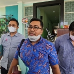 Bahtiar Pradinata, Kuasa Hukum Dokter Surya Haksara, memberikan keterangan kepada wartawan usai mendampingi kliennya memenuhi panggilan Dinkes Bangkalan.
