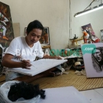 Samiaji saat membuat sketsa awal lukisannya. foto: RONY SUHARTOMO/ BANGSAONLINE