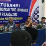 PAPARAN - H Abdul Kholik (berdiri) saat  memberikan paparan visi-misi dalam acara Silaturahim Mewujudkan Sidoarjo Yang Lebih Baik dalam Pilkada 2015 yang digelar DPD Partai NasDem Sidoarjo, Minggu (5/4). foto: musta