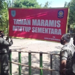 Penutupan Taman Maramis dilakukan oleh sejumlah petugas Satpol PP disertai dengan banner pemberitahuan.