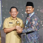 Wali Kota Pasuruan Saifullah Yusuf saat menerima penghargaan dari Mendagri Tito Karnavian.
