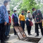 Wali Kota Kediri Abdullah Abu Bakar (kanan) sedang meninjau gorong-gorong. foto: ist.