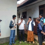 Perwakilan dari Seksi Survei dan Pemetaan Kantah Kabupaten Pasuruan saat melakukan pengukuran dan pemberkasan tanah wakaf di Prigen.