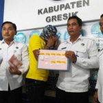 BNNK Gresik ketika ekspos pelaku dan barang bukti SS. foto: SYUHUD/ BANGSAONLINE