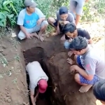 Proses penggalian makam berusia 10 tahunan dibantu warga.
