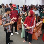 Wakil Wali Kota Pasuruan, Adi Wibowo, saat bertemu masyarakat di operasi pasar.