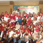 Para alumni SMEA PGRI Janti (Senja) Malang lulusan tahun 1988 saat foto bersama dengan dua guru yang mereka cintai yakni, Latifah Hanim dan HM. Farhan Zain, di Spencer Green Hotel, Minggu (23/07). foto: IWAN IRAWAN/ BANGSAONLINE