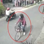 Tangkapan layar rekaman CCTV pelaku setelah merampas kalung korban di Magersari, Sidoarjo, Minggu (7/11/2022)