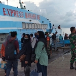 Para penumpang kapal di Pelabuhan Bawean sedang bersiap-sipa berangkat, Ahad (8/5/2022).  Foto: Agus Salimullah