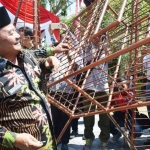 Bupati Madiun Muhtarom saat meresmikan Monumen Gembok Kejujuran. 