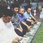 Emil Dardak saat ziarah di makam Sunan Ampel Surabaya didampingi KH Muhammad Azmi Nawawi. foto: istimewa