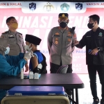Kapolresta Sidoarjo Kombes Pol. Kusumo Wahyu Bintoro saat memantau vaksinasi terhadap ratusan pendekar Pagar Nusa, Kamis (16/9/2021).