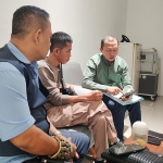 Ketua LSM Lira Ayik Suhaya dan Ketua LSM Jimat Choiril Mukhlis saat menemui Sigit, Kabid Tata Ruang Dinas SDACKTR.
