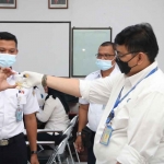 Petugas BNNK Nganjuk saat menerima urine dari hasil tes narkoba.