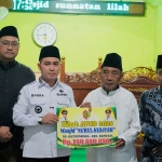 Bupati Mojokerto, Muhammad Al Barra, saat menyerahkan bantuan secara simbolis ke pengurus masjid.