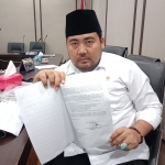 Eko Suryono, menunjukan Surat Edaran dari TNI AL.