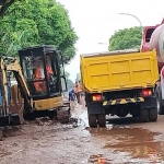 Proses pembersihan sisa-sisa lumpur yang terbawa saat banjir bandang melanda Rengel, Tuban. Foto: Detikcom