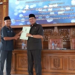 Fathul Huda memberikan dokumen kepada Ketua DPRD Tuban, M. Miyadi.