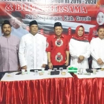 Ketua DPC PDIP Gresik Ir. Hj. Siti Muafiyah (tengah) bersama para pengurus saat menggelar bukber. foto: SYUHUD/ BANGSAONLINE