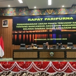 Wakil Ketua Fraksi PAN DPRD Bangkalan, Solihin saat membacakan tanggapan Pandangan Umum Nota Keuangan Tahun Anggaran APBD 2026 di Gedung DPRD Bangkalan