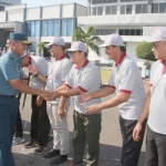 Pangkoarmada II Laksda TNI Mintoro Yulianto, S.Sos, M.Si menyalami para peserta MPLS.