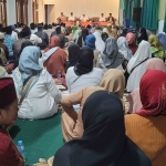 Suasana acara  silaturahim dan konsolidasi para koordinator desa relawan Gus Barra di Guest House Kampus Universitas KH Abdul Chalim (UAC) Pacet Mojokerto, Sabtu (4/5/2024) malam. Foto: bangsaonline