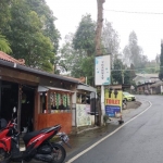 Pelaku usaha di kawasan wisata Gunung Bromo mengeluhkan omzet yang menurun diakibatkan tarif tiket masuk yang melonjak sehingga wisatawan menurun