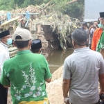 Sekda Kabupaten Pasuruan Anang Syaiful WIjaya bersama beberapa kepala OPD serta BPBD melakukan peninjuan ke lokasi bencana. (foto: ist)