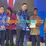 Menteri ATR/BPN bersama Pj Gubernur Jatim saat menyerahkan sertifikat elektronik. Foto: DEVI FITRI AFRIYANTI/BANGSAONLINE