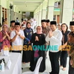 Menko PMA , Pratikno bersama Menteri PPPA Arifatul Choiri Fauzi didampingi Wakil Gubernur Jawa Timur Emil Elestianto Dardak, Wali Kota Kediri Vinanda Prameswati saat meninjau pelaksanaan pemeriksaan kesehatan gratis di Ponpes Al Falah Ploso. Foto: Muji Harjita/BANGSAONLINE