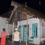 Salah satu rumah warga di Desa Sungonlegowo yang gentingnya porak poranda setelah diterjang puting beliung.