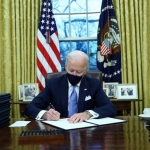 Presiden Amerika Serikat (AS)Joe Biden langsung menandatangani surat perintah eksekutif sekaligus membatalkan kebijakan Donald Trump terkait penanganan pandemi virus corona, ketidaksetaraan ras, dan termasuk kebijakan larang Muslim masuk AS. foto: Reuters