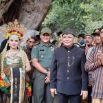 Wakil Bupati Tuban, Riyadi, saat menghadiri Kirab Budaya dan Sedekah Bumi di kawasan wisata Sendang Lanjar Maibit di Desa Maibit, Kecamatan Rengel.