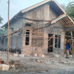 Rumah Karnianto yang sedang dibangun oleh Opshid DPD Ngawi. Foto: ZAINAL ABIDIN/ BANGSAONLINE