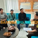 Kasi Intelijen Kejari Kota Kediri, Boma Wira Gumilar, saat menerima perwakilan pelaksanaan Prodamas Plus. Foto: MUJI HARJITA/BANGSAONLINE