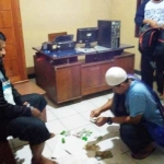 Suharto (duduk kiri) saat dikroscek dengan barang bukti yang disita petugas Polsek Bringin. foto: ZAINAL ABIDIN/ BANGSAONLINE
