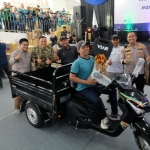 Bupati Fandi Akhmad Yani bersama pejabat Forkopimda menyaksikan salah satu buruh mendapatkan undian motor niaga dalam peringatan May Day 2026. foto: ist.