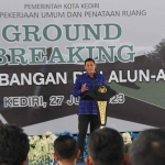 Wali Kota Kediri, Abdullah Abu Bakar, saat memberi sambutan dalam Groundbreaking Alun-Alun Kota Kediri. Foto: Ist